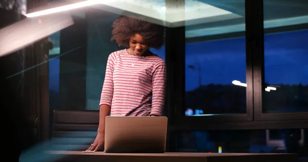 Черный бизнесмен с помощью ноутбука в ночном офисе стартапа — стоковое фото