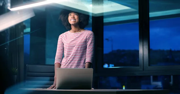 Czarny dama za pomocą laptopa w nocy uruchamiania pakietu office — Zdjęcie stockowe