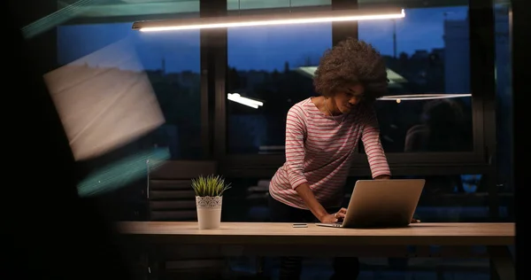 Zwarte zakenvrouw met behulp van een laptop in nacht opstarten kantoor — Stockfoto