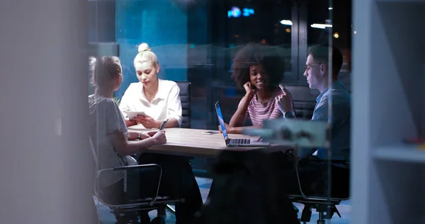 Equipo de negocios de startups multiétnicas en oficina nocturna — Foto de Stock