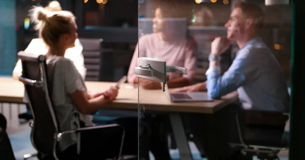 Equipo de negocios de startups multiétnicas en oficina nocturna — Foto de Stock