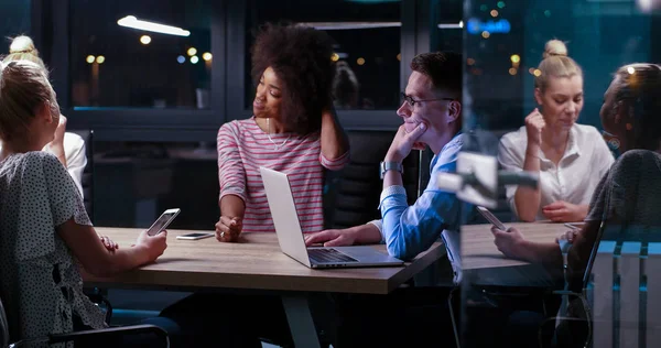 Çok ırklı başlangıç iş takım gece ofiste