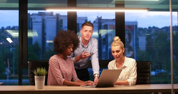 Multi-etnisch opstarten bedrijf team in nacht kantoor — Stockfoto