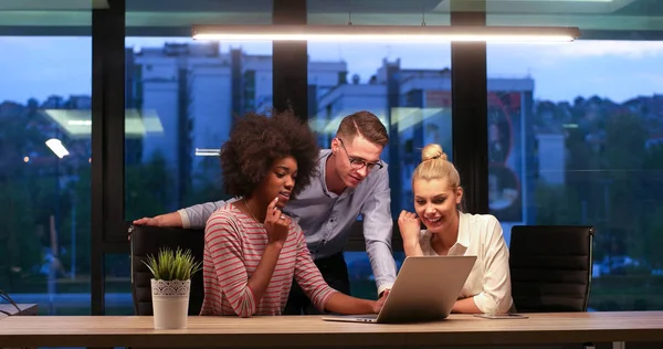 Équipe multiethnique d'affaires de démarrage dans le bureau de nuit — Photo