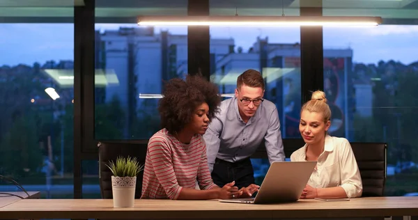 Équipe multiethnique d'affaires de démarrage dans le bureau de nuit — Photo