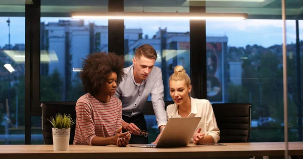 Çok ırklı başlangıç iş takım gece ofiste