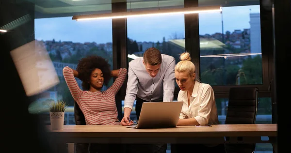 Équipe multiethnique d'affaires de démarrage dans le bureau de nuit — Photo