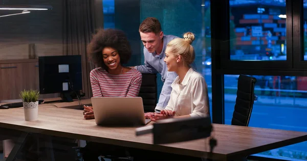 Multi-etnisch opstarten bedrijf team in nacht kantoor — Stockfoto