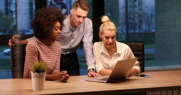 Çok ırklı başlangıç iş takım gece ofiste