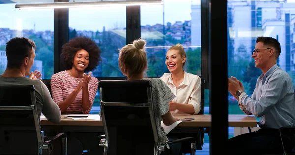 Équipe multiethnique d'affaires de démarrage dans le bureau de nuit — Photo