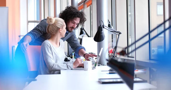 Geschäftsleute arbeiten im Büro mit Laptop — Stockfoto