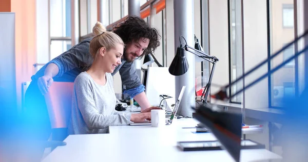 Zakelijke mensen werken met de laptop in kantoor — Stockfoto