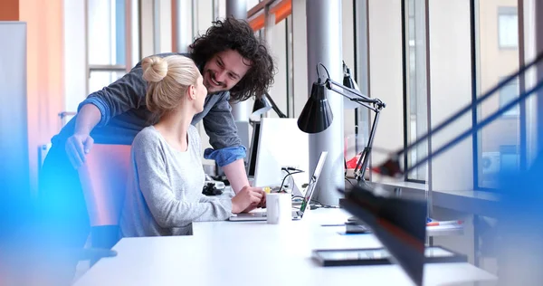 Geschäftsleute arbeiten im Büro mit Laptop — Stockfoto