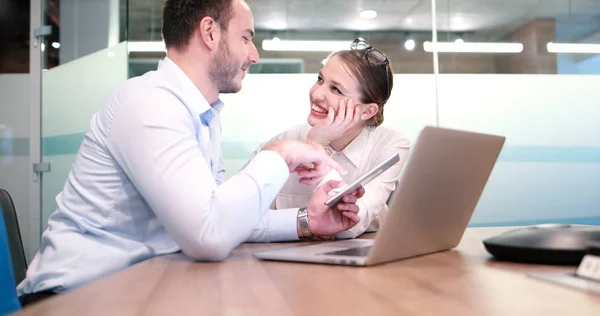 Företag personer arbetar med laptop i office — Stockfoto