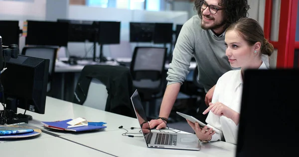 Geschäftsleute arbeiten im Büro mit Laptop — Stockfoto