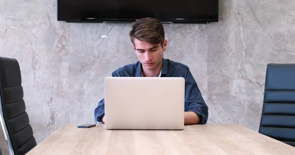 Empresário trabalhando usando um laptop no escritório de inicialização — Fotografia de Stock