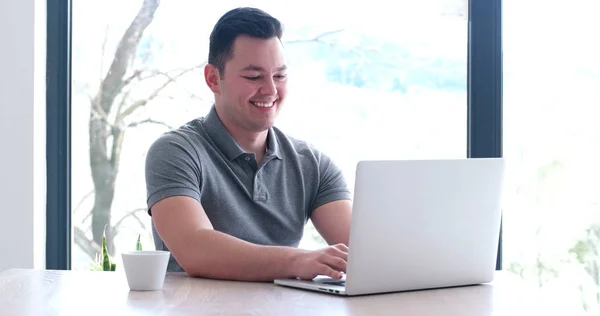 Empresário trabalhando usando um laptop no escritório de inicialização — Fotografia de Stock