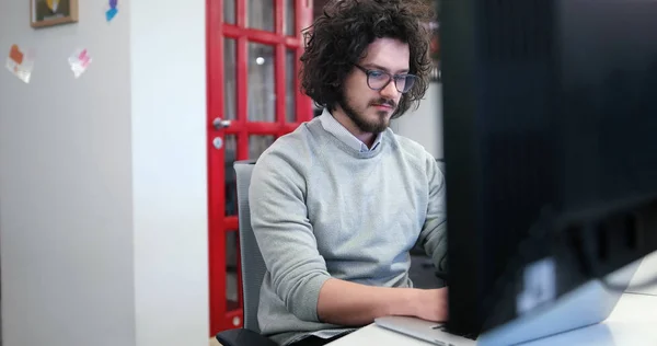 Hombre de negocios que trabaja con un ordenador portátil en la oficina de inicio — Foto de Stock