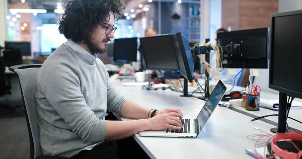 Бізнесмен працює за допомогою ноутбука в стартовому офісі — стокове фото