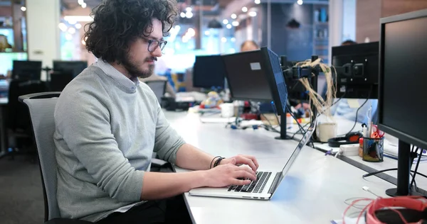 Hombre de negocios que trabaja con un ordenador portátil en la oficina de inicio — Foto de Stock