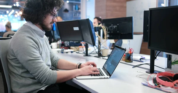 Επιχειρηματίας που εργάζεται χρησιμοποιώντας ένα φορητό υπολογιστή στο γραφείο εκκίνησης — Φωτογραφία Αρχείου