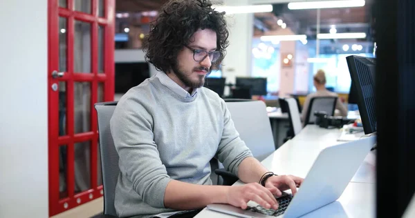 Empresário trabalhando usando um laptop no escritório de inicialização — Fotografia de Stock
