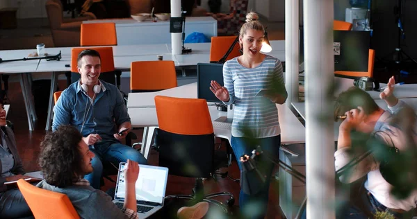 Startup Business Team op een bijeenkomst in een modern kantoorgebouw — Stockfoto