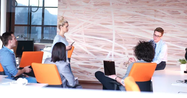 Startup Business Team Σε συνάντηση στο σύγχρονο κτίριο γραφείων — Φωτογραφία Αρχείου