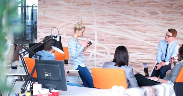 Modern ofis binasında Girişim İş Takımı Toplantısı