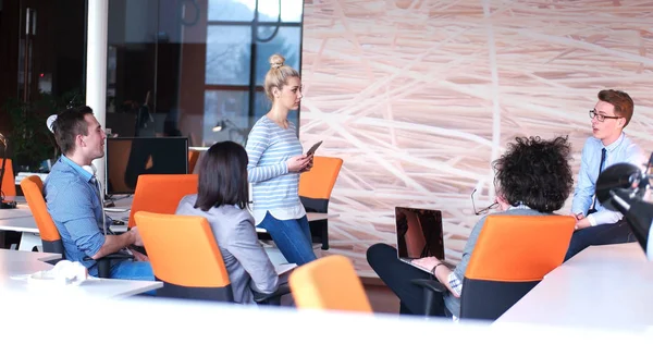 현대 사무실 건물에서 열리는 한 모임에서 창업 팀 — 스톡 사진