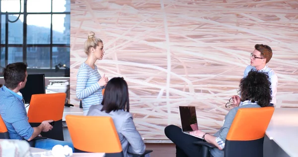Startup Business Team на нараді в сучасному офісному будинку — стокове фото