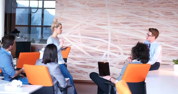 Startup Business Team Em uma reunião no prédio de escritórios moderno — Fotografia de Stock