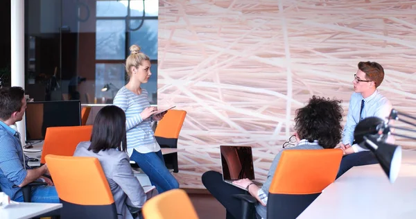 Modern ofis binasında Girişim İş Takımı Toplantısı