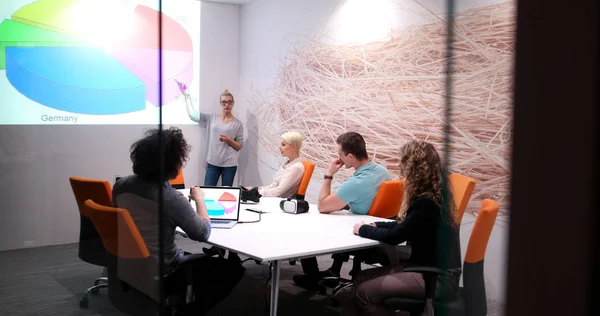 Grupo Jóvenes Empresarios Discutiendo Plan Negocios Moderno Edificio Oficinas Startups — Foto de Stock