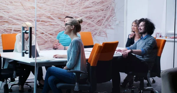 Groep Van Jonge Zakenmensen Bespreekt Businessplan Bij Modern Startup Kantoorgebouw — Stockfoto