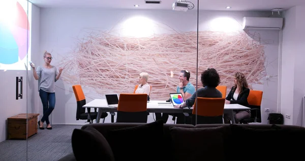 Bir Grup Genç Adamı Modern Ofis Binasında Planlarını Tartışıyor — Stok fotoğraf