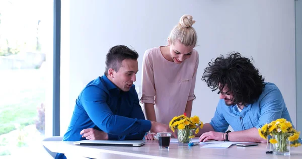 Startup Business Team op een bijeenkomst in een modern kantoorgebouw — Stockfoto