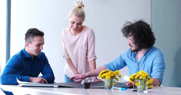 Startup Business Team Em uma reunião no prédio de escritórios moderno — Fotografia de Stock