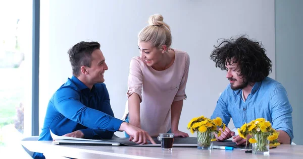 Startup Business Team ad un meeting in un moderno edificio per uffici — Foto Stock