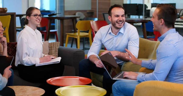 Startup Business Team Em uma reunião no prédio de escritórios moderno — Fotografia de Stock