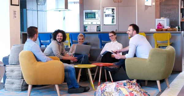 Startup Business Team en una reunión en un moderno edificio de oficinas —  Fotos de Stock