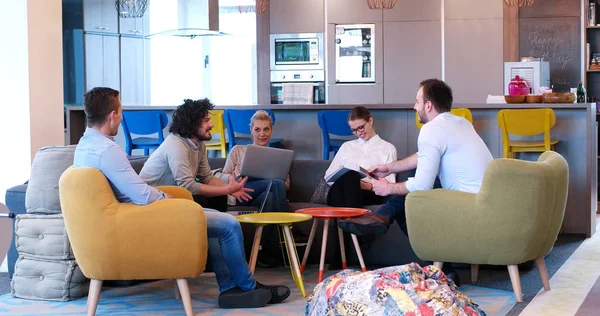L'équipe de démarrage d'entreprise à une réunion dans un immeuble de bureaux moderne — Photo