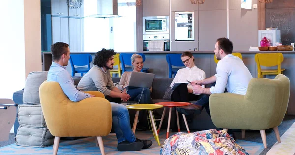 L'équipe de démarrage d'entreprise à une réunion dans un immeuble de bureaux moderne — Photo