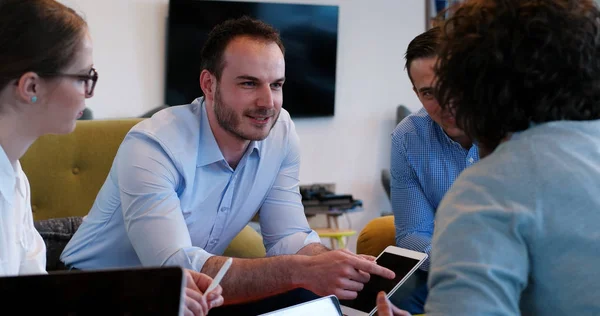 Opstarten bedrijf Team tijdens bijeenkomst — Stockfoto