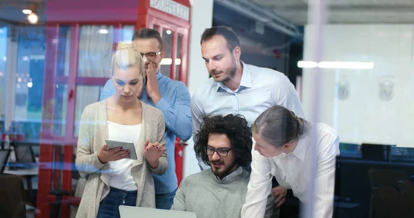 Opstarten bedrijf Team tijdens bijeenkomst — Stockfoto