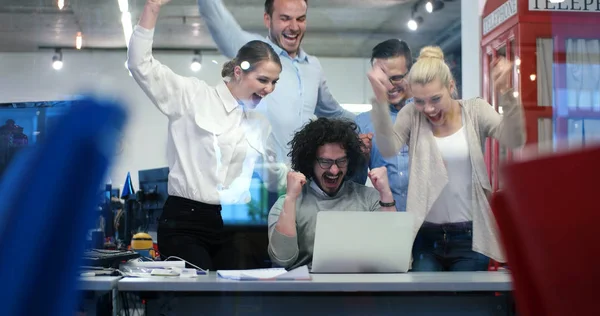 L'équipe de démarrage d'entreprise à une réunion dans un immeuble de bureaux moderne — Photo