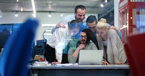 Startup Business Team en una reunión en un moderno edificio de oficinas — Foto de Stock