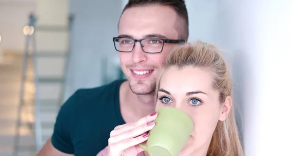 Giovane coppia godendo caffè del mattino — Foto Stock