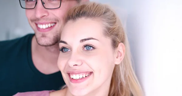 Jeune couple dégustant le café du matin — Photo