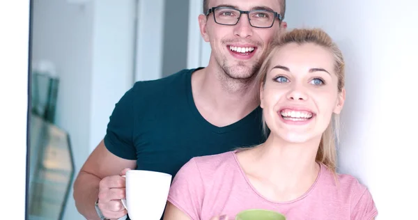 Junges Paar genießt den morgendlichen Kaffee — Stockfoto